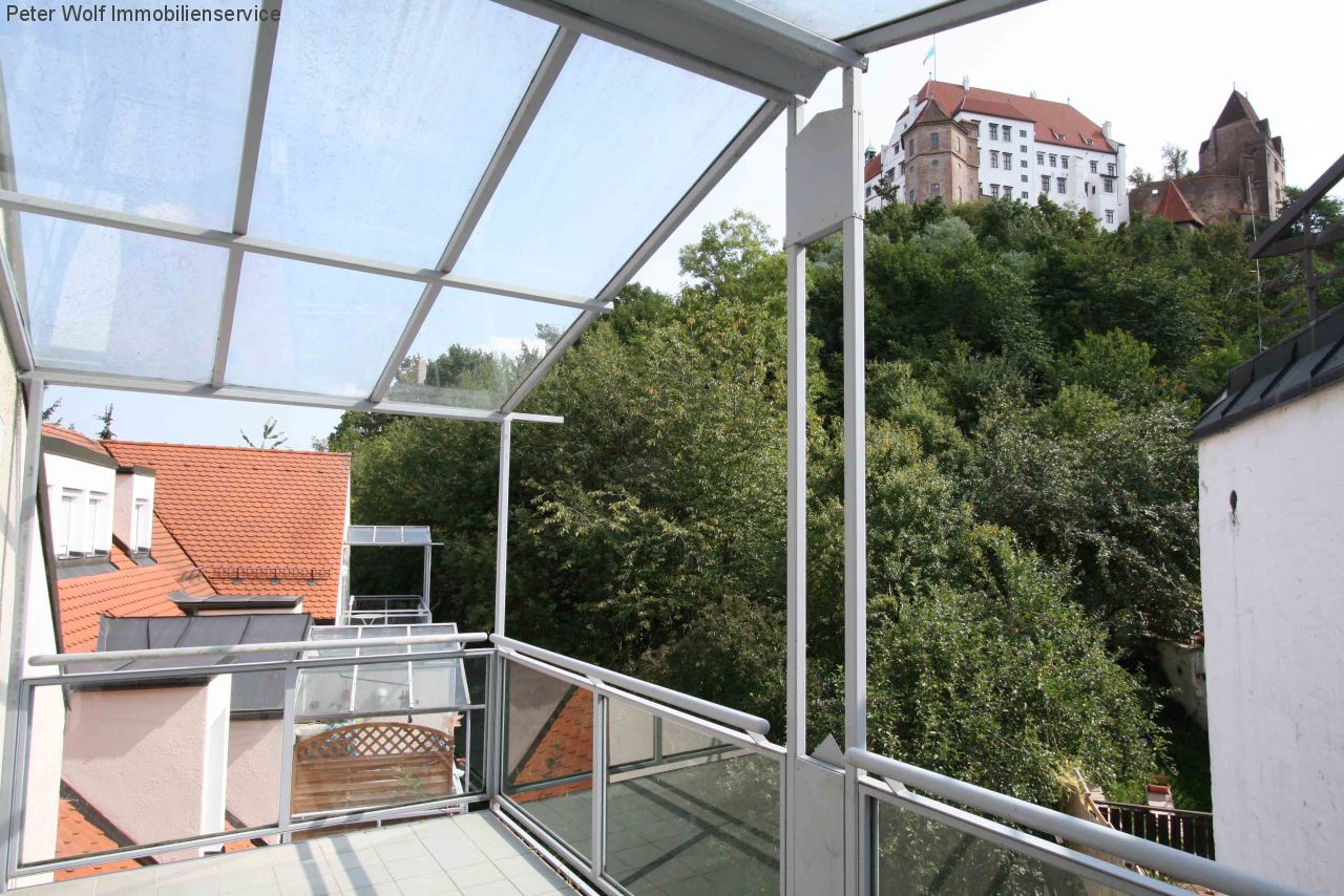 Überdachter Balkon mit Burgblick