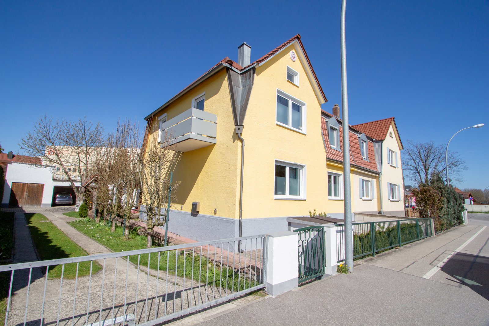Große Doppelhaushälfte mit 4 Garagen in Landshut Große Doppelhaushälfte mit 4 Garagen in Landshut