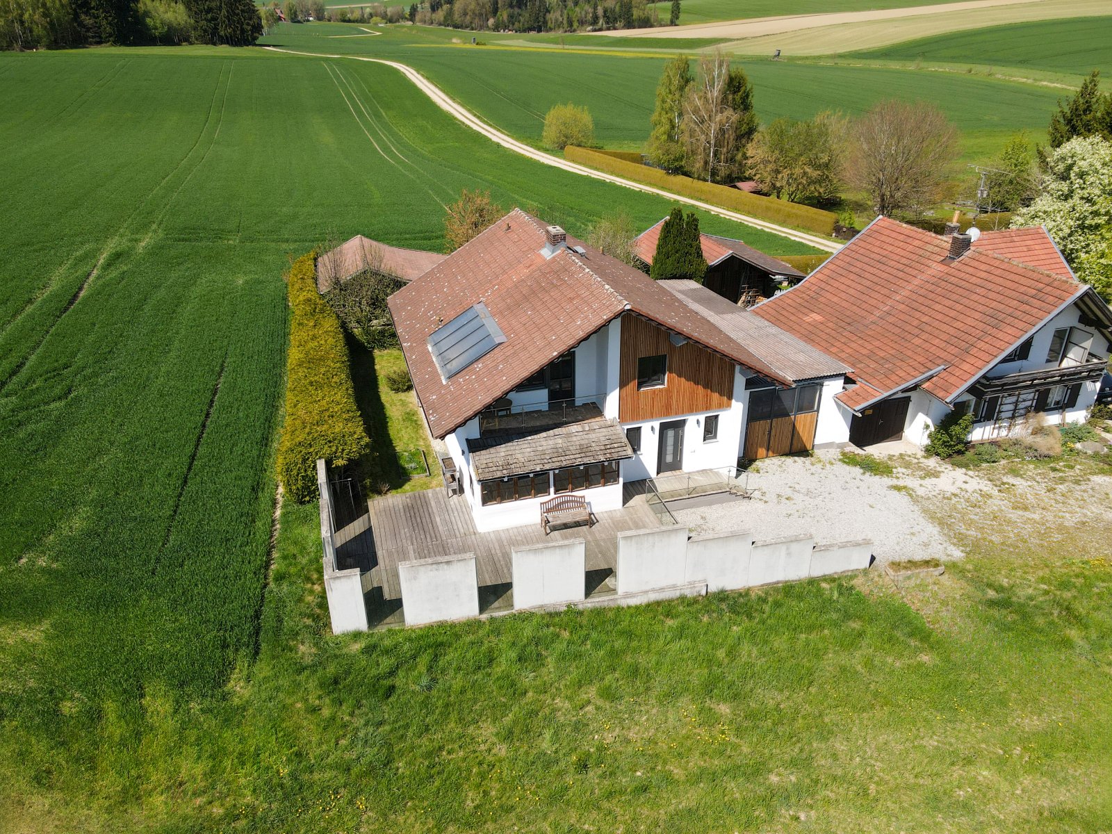 Wohnen im Grünen: Hochwertig renoviertes Einfamilienhaus in traumhafter Dorflage nahe Vilsbiburg Wohnen im Grünen: Hochwertig renoviertes Einfamilienhaus in traumhafter Dorflage nahe Vilsbiburg