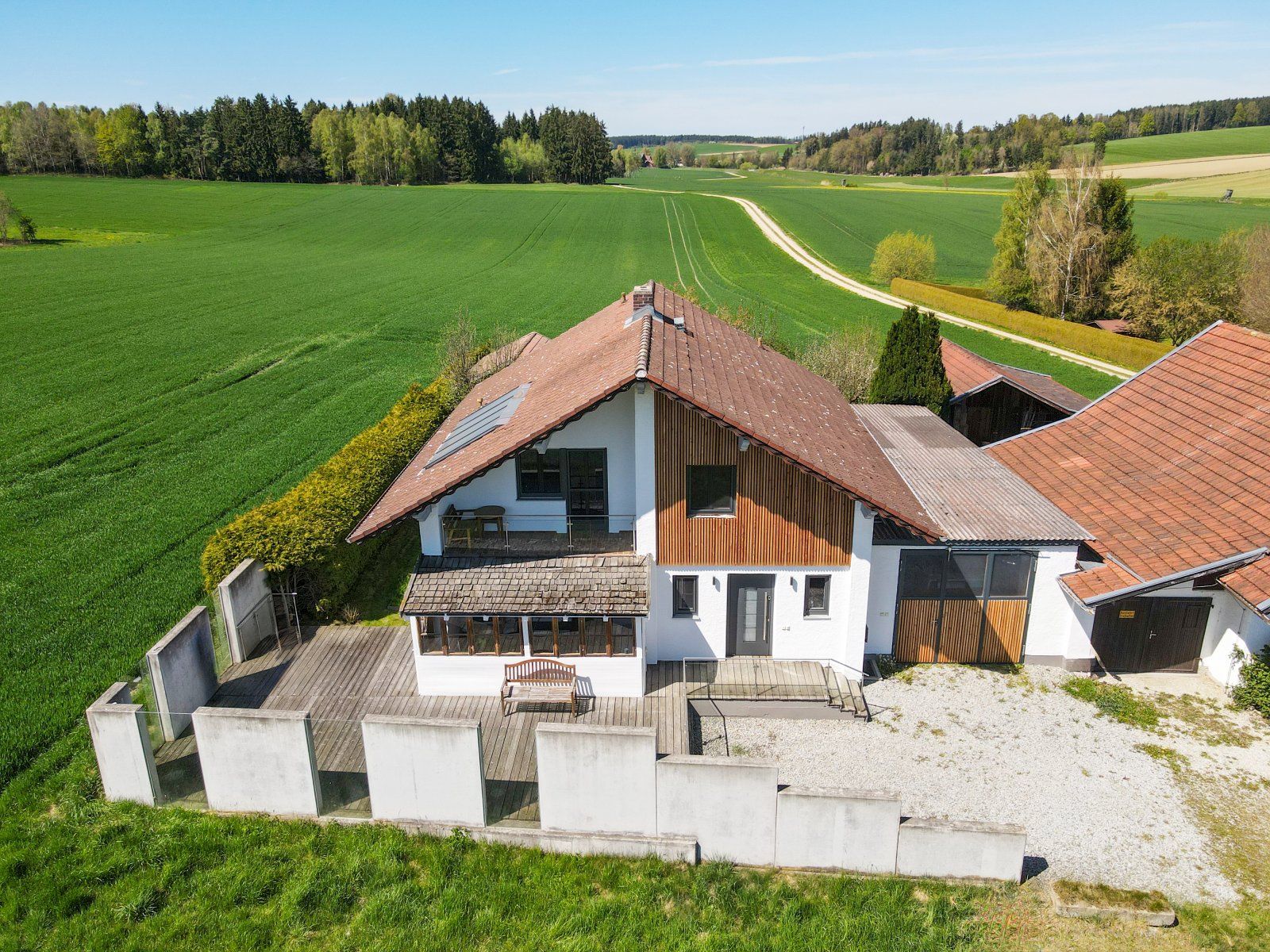 Wohnen im Grünen: Hochwertig renoviertes Einfamilienhaus in traumhafter Dorflage nahe Vilsbiburg Wohnen im Grünen: Hochwertig renoviertes Einfamilienhaus in traumhafter Dorflage nahe Vilsbiburg