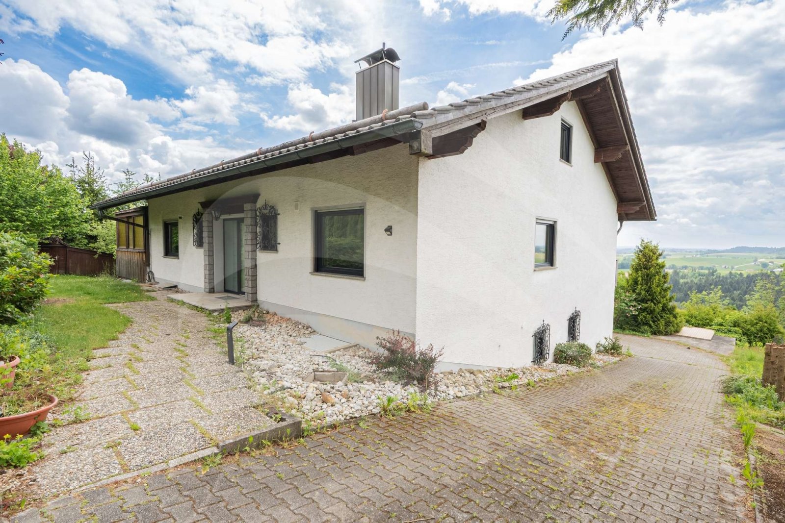 Frisch renoviertes Ein- bis Zweifamilienhaus mit Weitblick Frisch renoviertes Ein- bis Zweifamilienhaus mit Weitblick