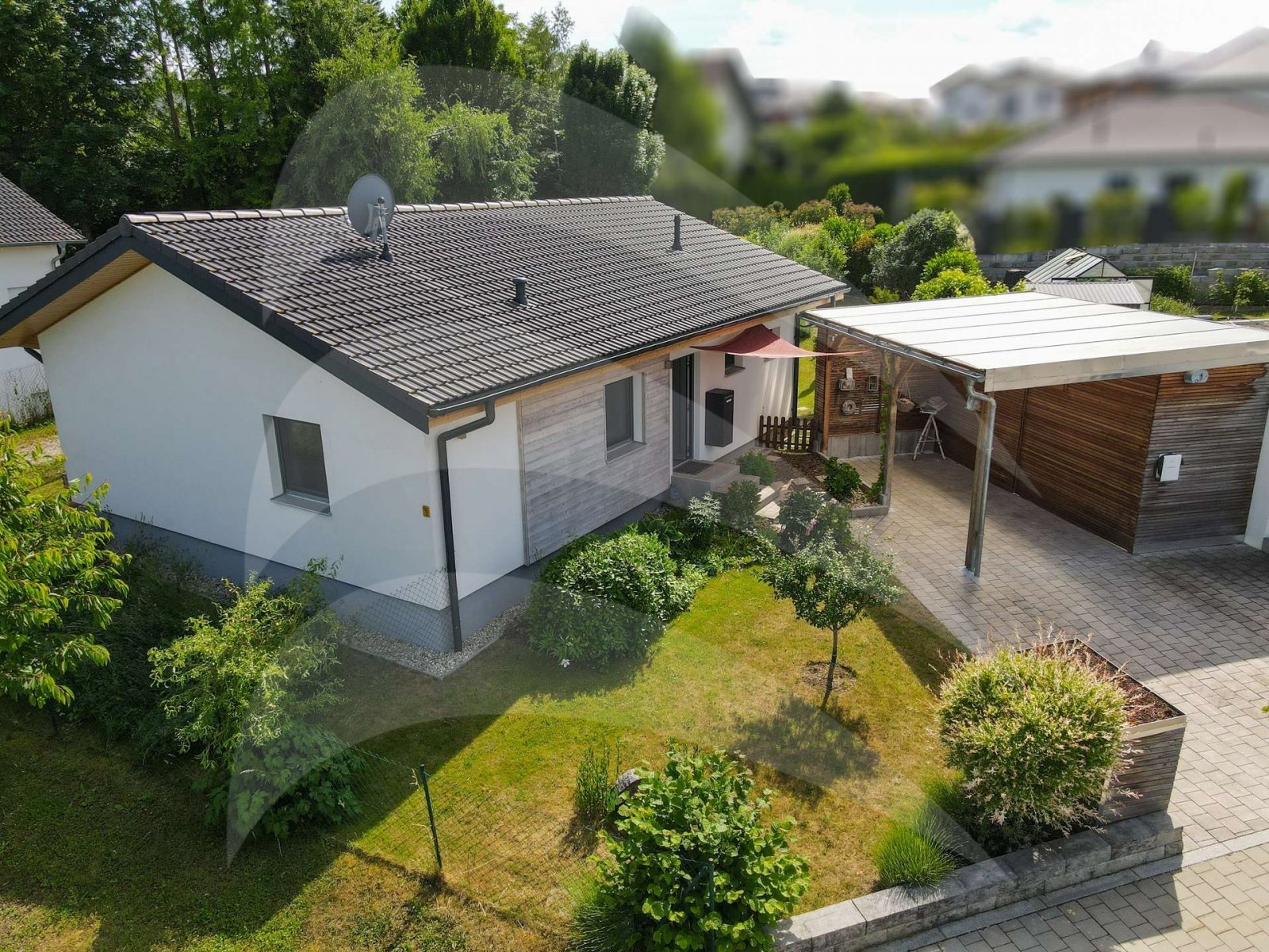 Moderner & hochwertiger Bungalow mit liebevoll gestaltetem Garten und nachhaltigem Energiekonzept Moderner & hochwertiger Bungalow mit liebevoll gestaltetem Garten und nachhaltigem Energiekonzept