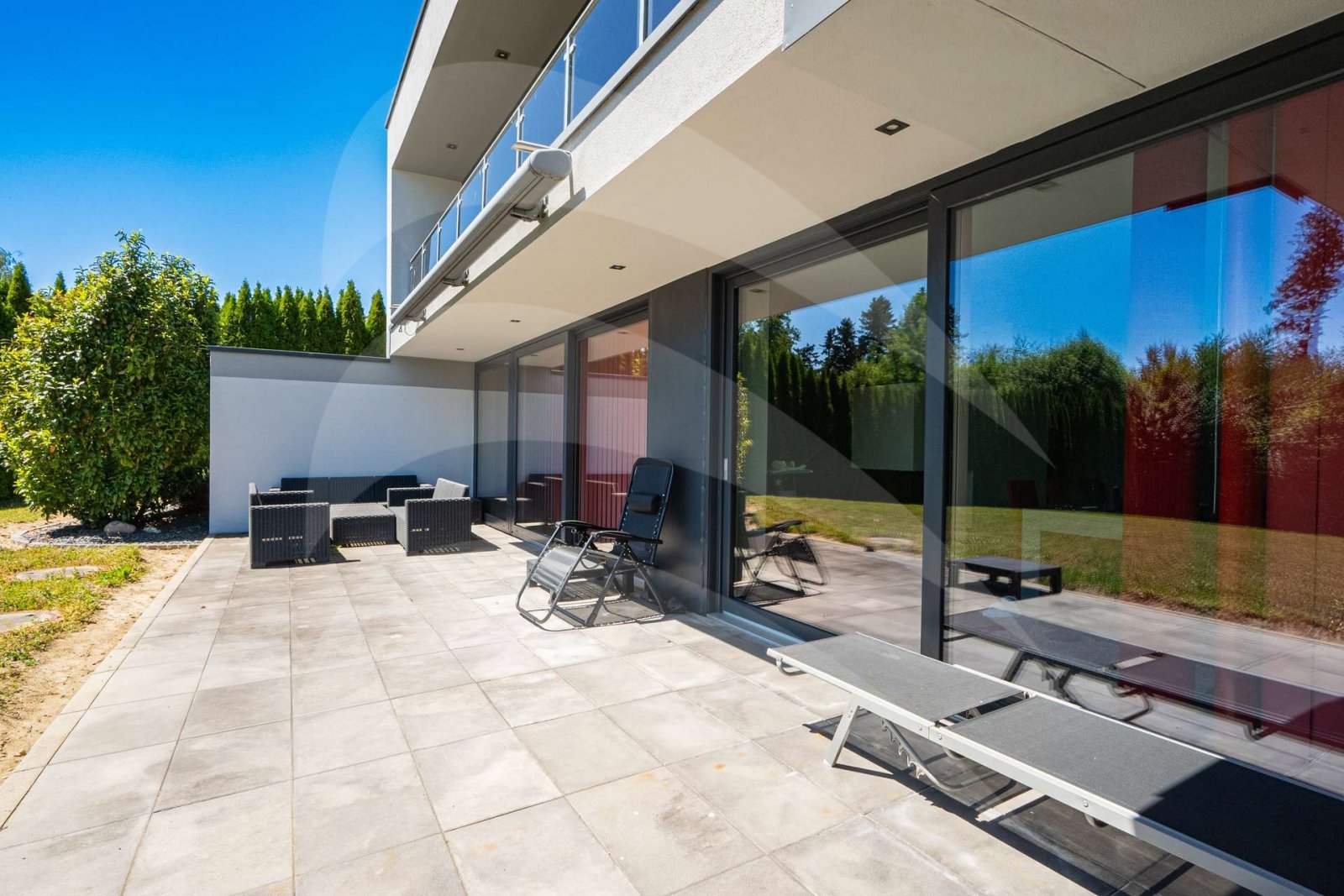 Modernes Einfamilienhaus mit großem Grundstück Modernes Einfamilienhaus mit großem Grundstück
