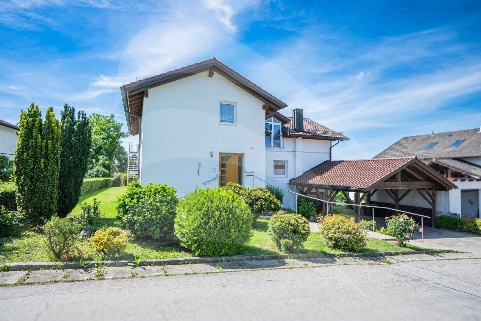 Geräumiges Zweifamilienhaus Geräumiges Zweifamilienhaus