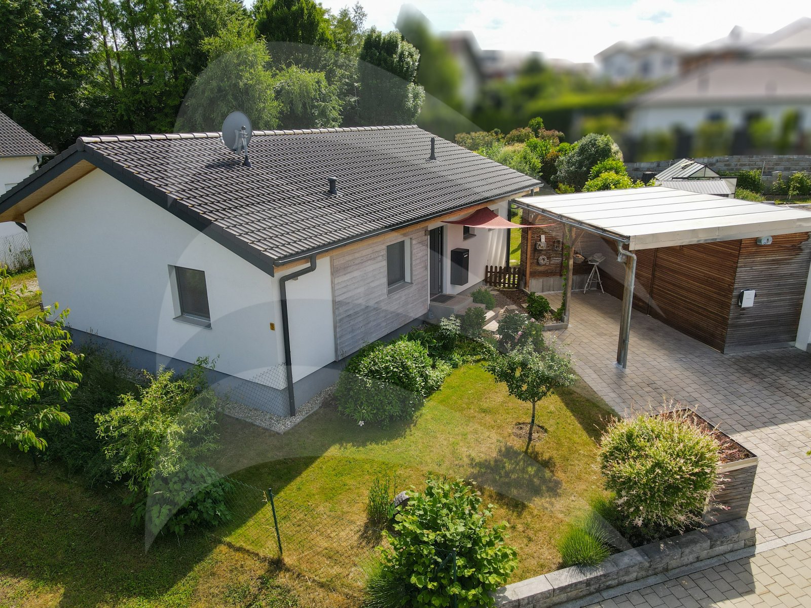 Moderner & hochwertiger Bungalow mit liebevoll gestaltetem Garten und nachhaltigem Energiekonzept Moderner & hochwertiger Bungalow mit liebevoll gestaltetem Garten und nachhaltigem Energiekonzept