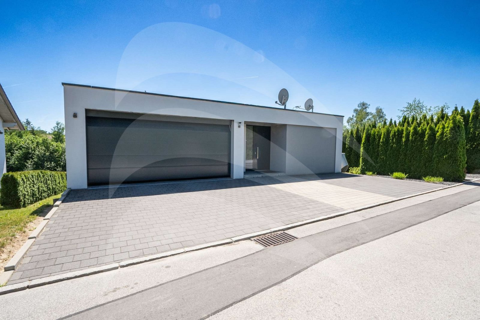 Modernes Einfamilienhaus mit großem Grundstück Modernes Einfamilienhaus mit großem Grundstück