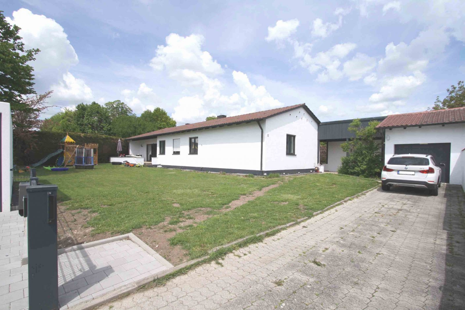 Wohnen auf einer Ebene: Renovierter Bungalow mit großem Garten und Garage in Essenbach Wohnen auf einer Ebene: Renovierter Bungalow mit großem Garten und Garage in Essenbach